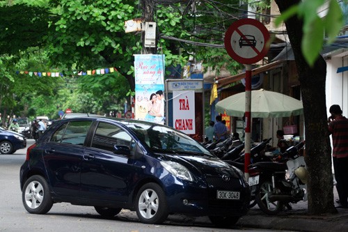 Biển đường cấm ô tô, nhưng nhiều xe vẫn vi phạm trên phố Bùi Thị Xuân.